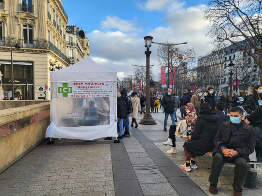 30일(현지시간) 프랑스 파리 샹젤리제 거리에 있는 코로나19 검사소 앞에서 사람들이 순서를 기다리고 있다. 연합뉴스
